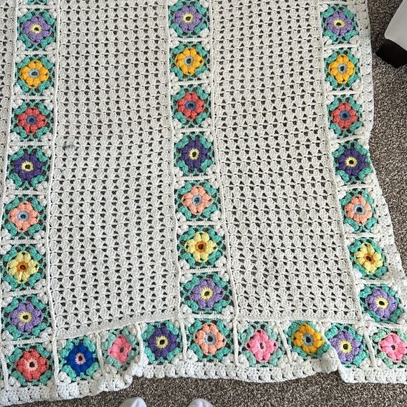 Vintage Hand Crocheted Granny Floral Cottagecore Boho Throw Blanket Afghan - Picture 9 of 11